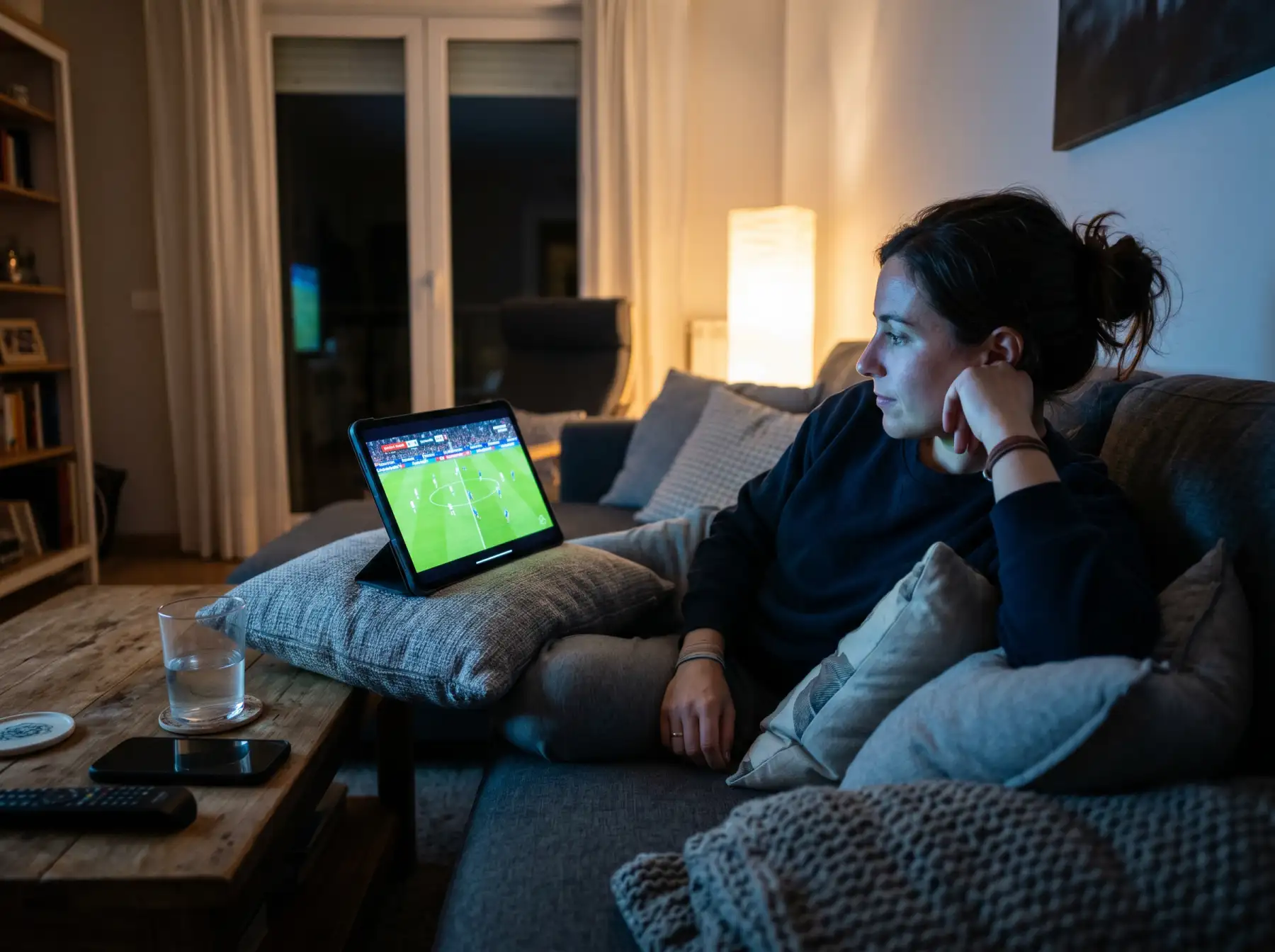 Persona viendo un partido de la Ligue 1 en una tablet con la interfaz de Ligue 1+
